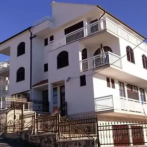 https://studio-apartments-nada.hotels-in-trogir.com